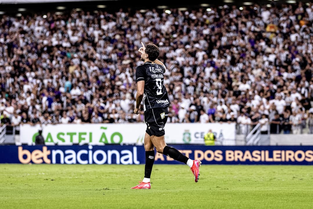 Pedro Raul comemora gol do Ceará sobre o Grêmio. (Foto: Gabriel Silva/Ceará SC)