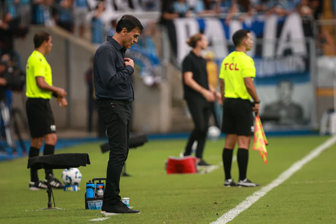 Quinteros cabisbaixo em jogo do Grêmio. (Foto: Maxi Franzoi/AGIF)