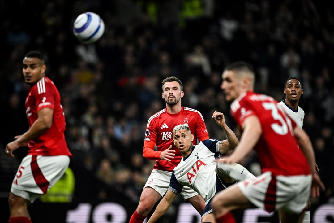 Richarlison disputa espaço com adversários em Tottenham x Nottingham Forest