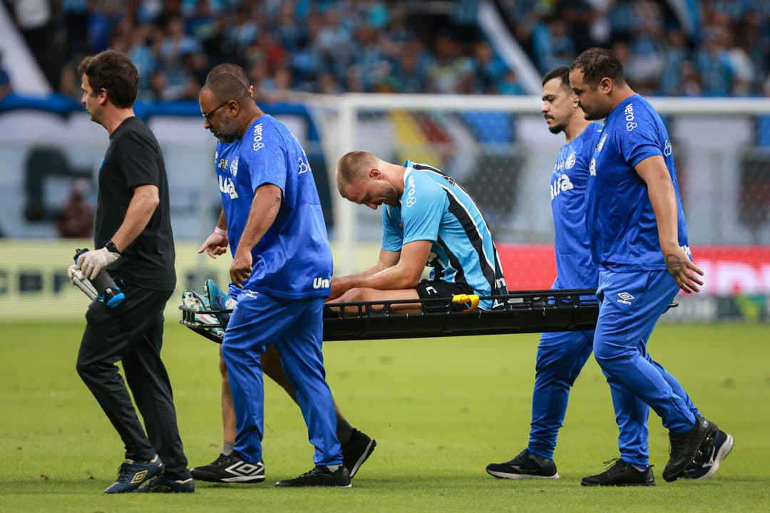 Rodrigo Ely precisou sair de campo de maca no primeiro tempo da derrota do Grêmio para o Flamengo. (Foto: Maxi Franzoi/AGIF)