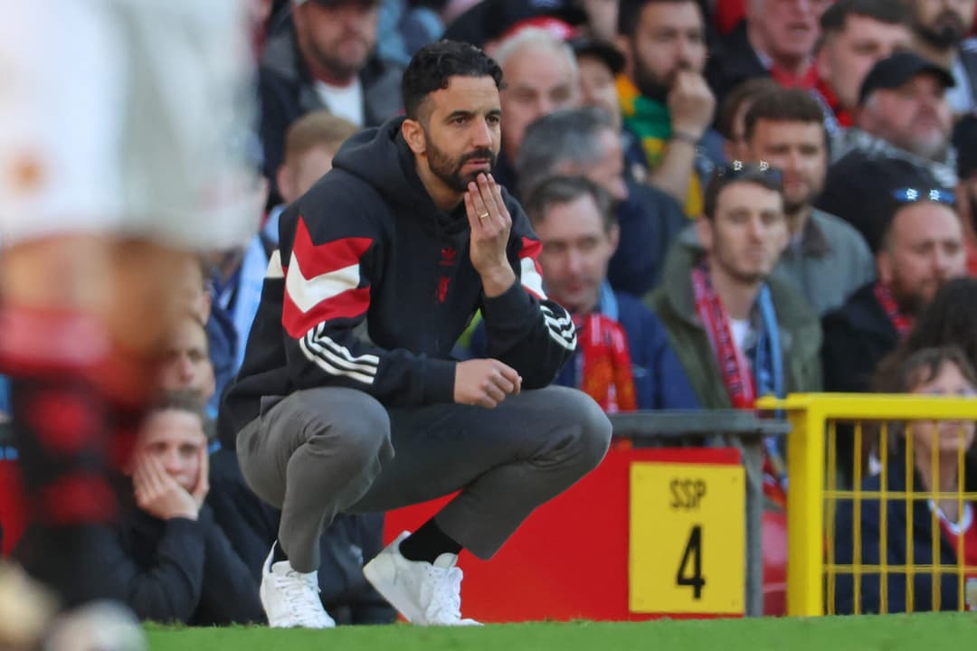 Ruben Amorim observa jogo entre Manchester United e Manchester City, no Old Trafford