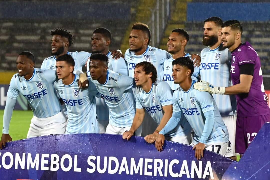 Time da Universidad Católica reunido antes de enfrentar o Aucas Foto: Divulgação / Universidad Católica