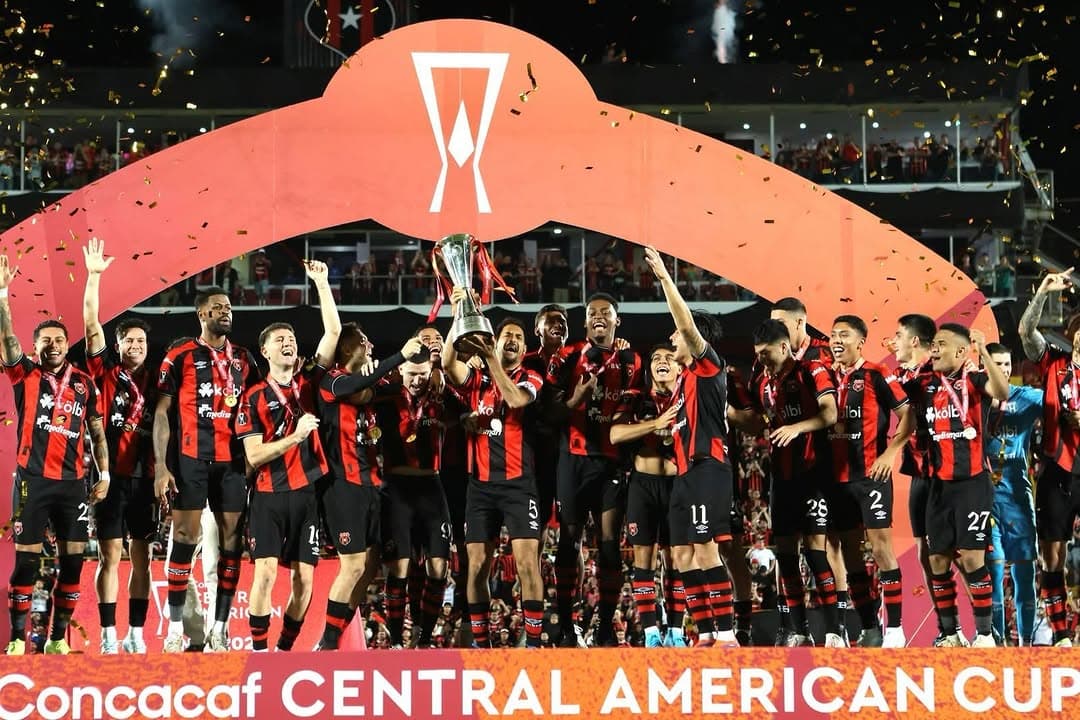 Jogadores da Alajuelense comemoram título da Copa Centro-Americana da Concacaf (Foto: Reprodução /Instagram)