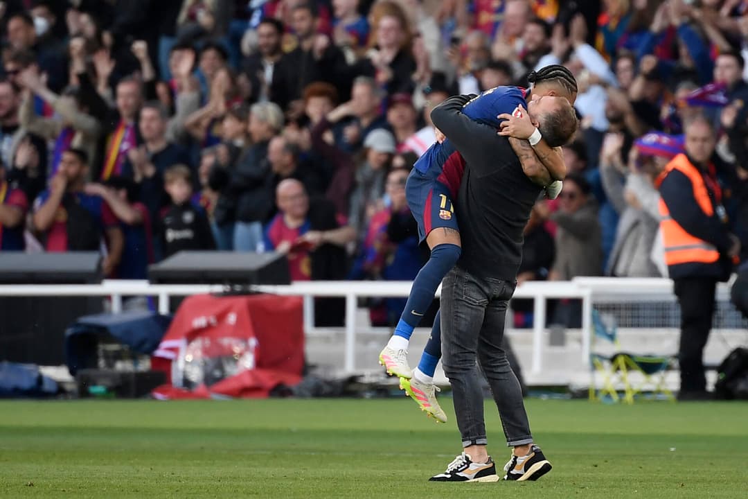 Técnico do Barcelona, Hansi-Flick abraça Raphinha após a vitória sobre o Celta de Vigo, pela La Liga