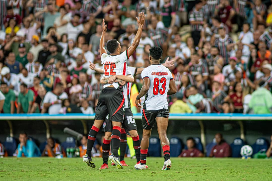 Lucas Braga comemora gol do Vitória com companheiros de time
Foto: Victor Ferreira / EC Vitória