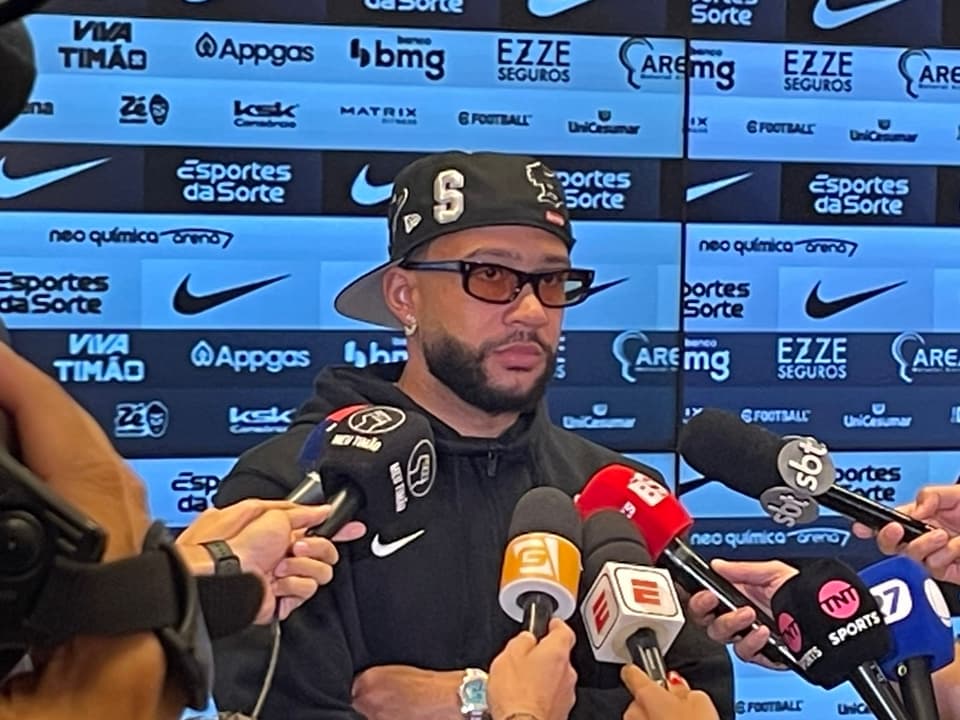 Memphis Depay na zona mista após jogo contra o SPort