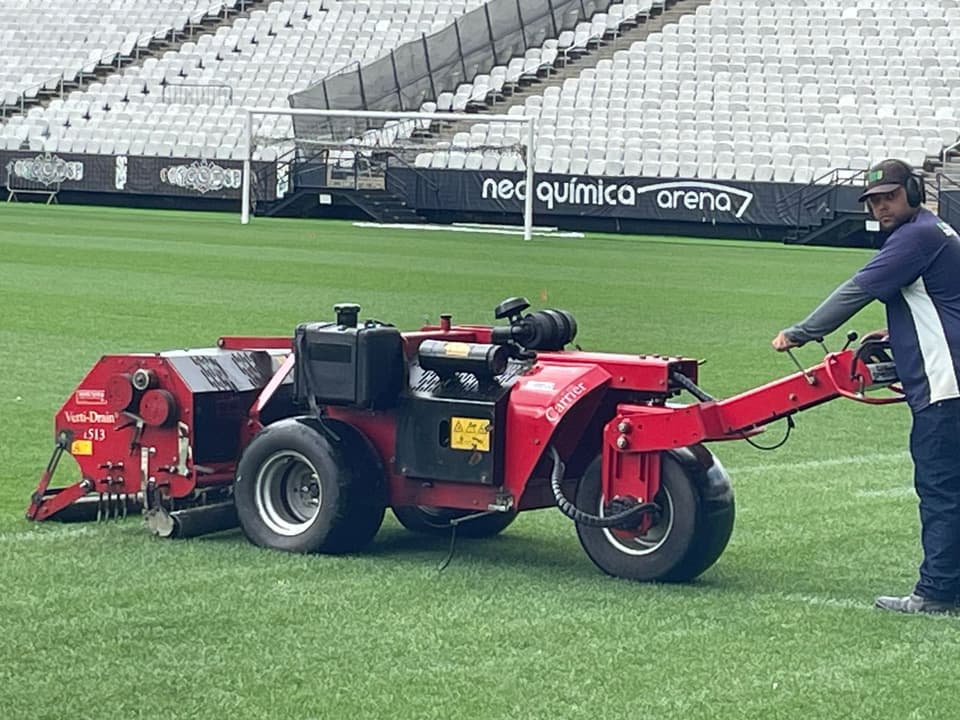 Funcionário faz a descompactação do gramado da Neo Química Arena