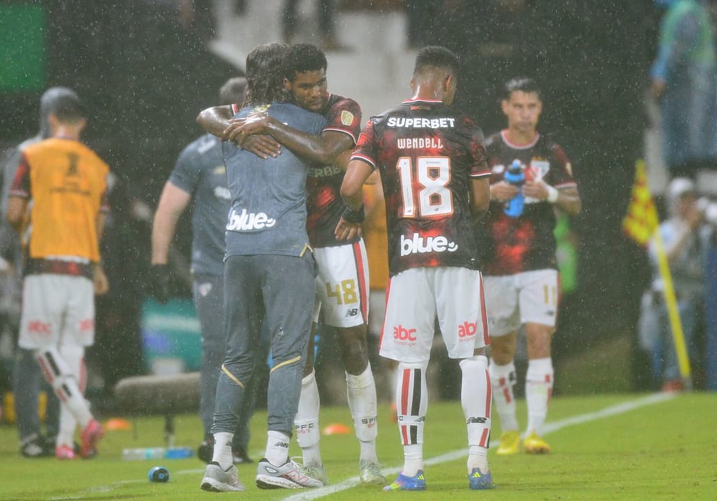 Zubeldía abraçando Lucas Ferreira