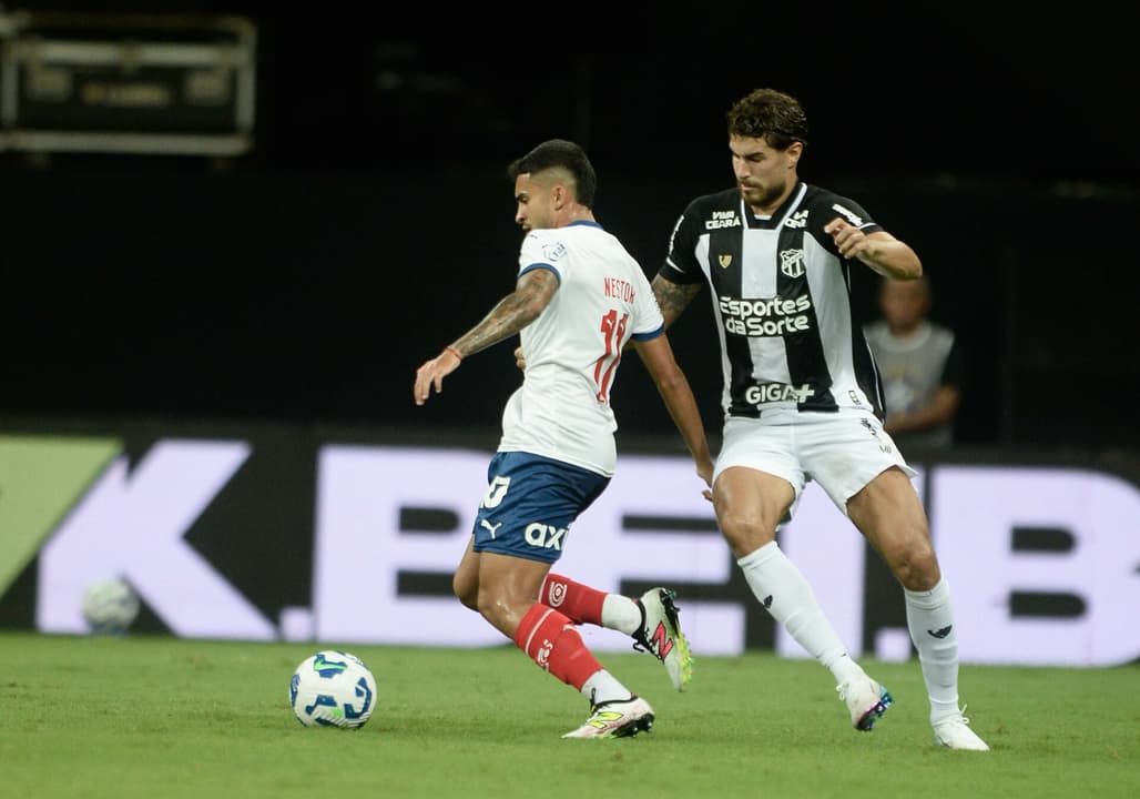 Rodrigo Nestor, do Bahia, disputa lance com Pedro Raul, do Ceará, na Fonte Nova, pelo Brasileirão