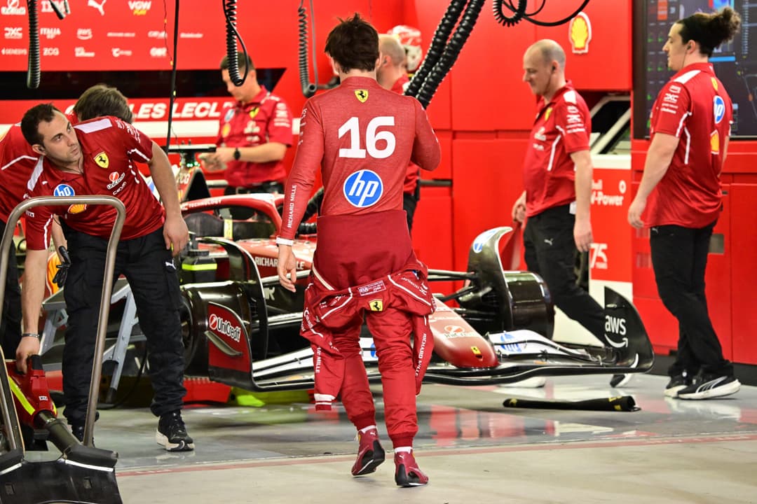 Charles Leclerc entrando na garagem da Ferrari no GP do Bahrein (Foto: Giuseppe CACACE / POOL / AFP)