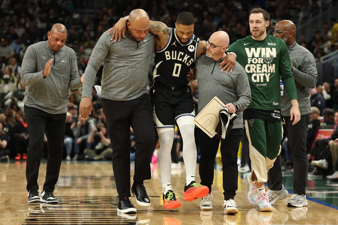 Damian Lillard, do Bucks, foi carregado após lesão contra Pacers pelos playoffs da NBA (Foto: Stacy Revere/Getty Images/AFP)