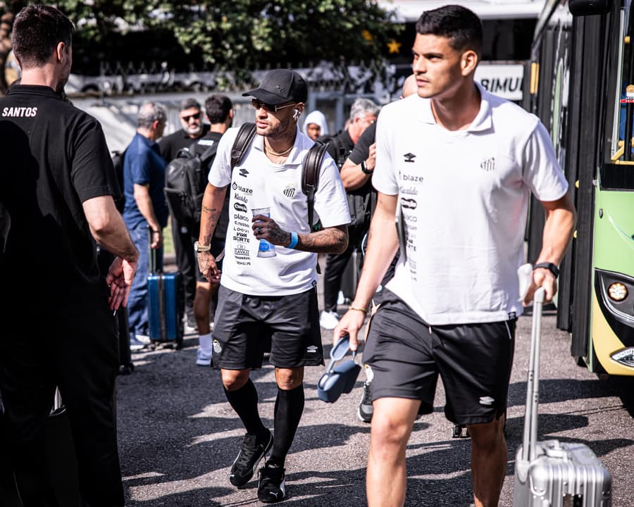 Neymar viajou com o Santos para o jogo com o Fluminense