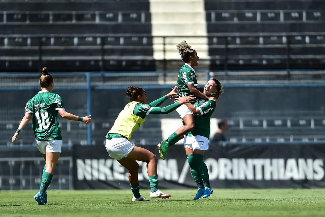 Jogadoras do Palmeiras comemoram gol sobre o Corinthians no Brasileirão Feminino 2025. (Foto: CBF)