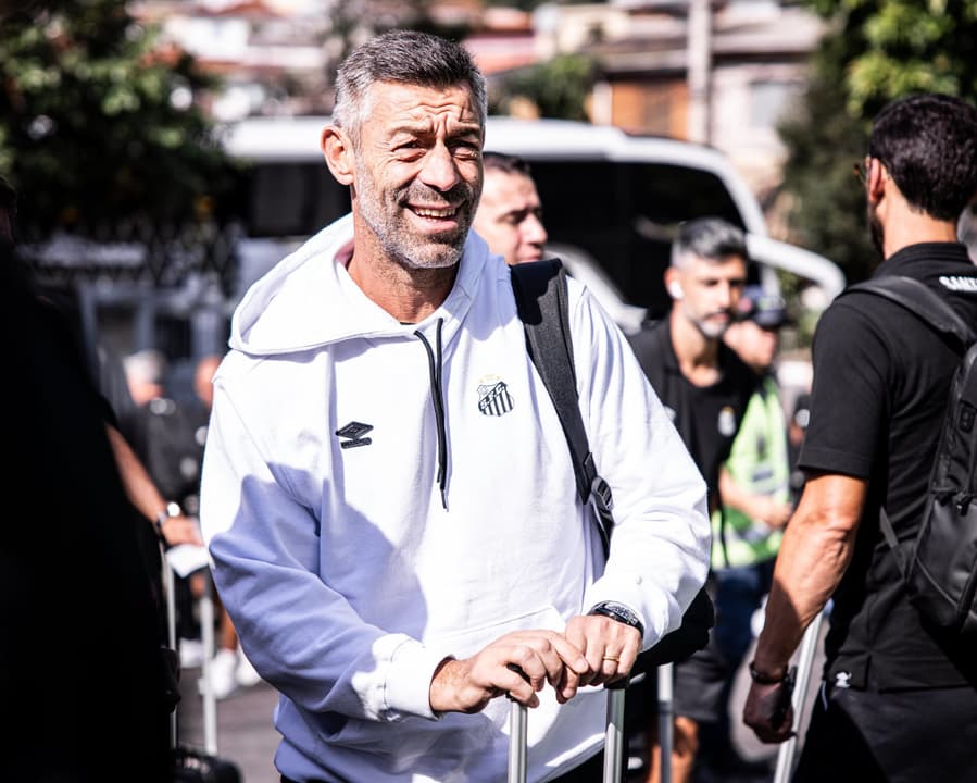 Pedro Caixinha está pressionado no comando do Santos