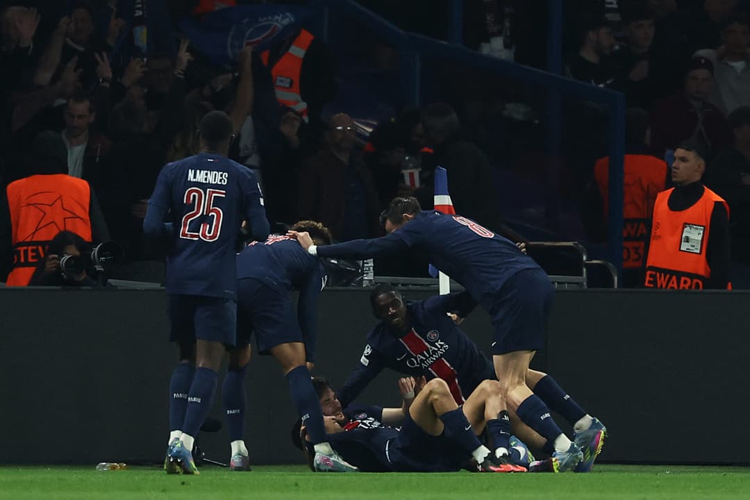 Jogadores do PSG comemoram gol contra o Aston Villa no Parque dos Príncipes (Foto: FRANCK FIFE / AFP)
