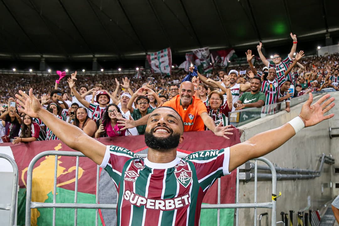 Samuel Xavier comemora com a torcida do Fluminense (Foto: Marcelo Gonçalves/FFC)