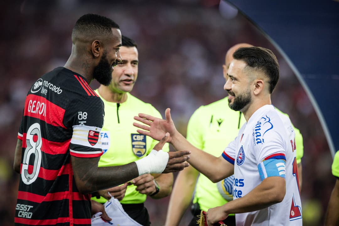 Gerson e Everton Ribeiro se cumprimentam antes de Flamengo x Bahia pela Copa do Brasil 2024
Foto: Rafael Rodrigues / EC Bahia