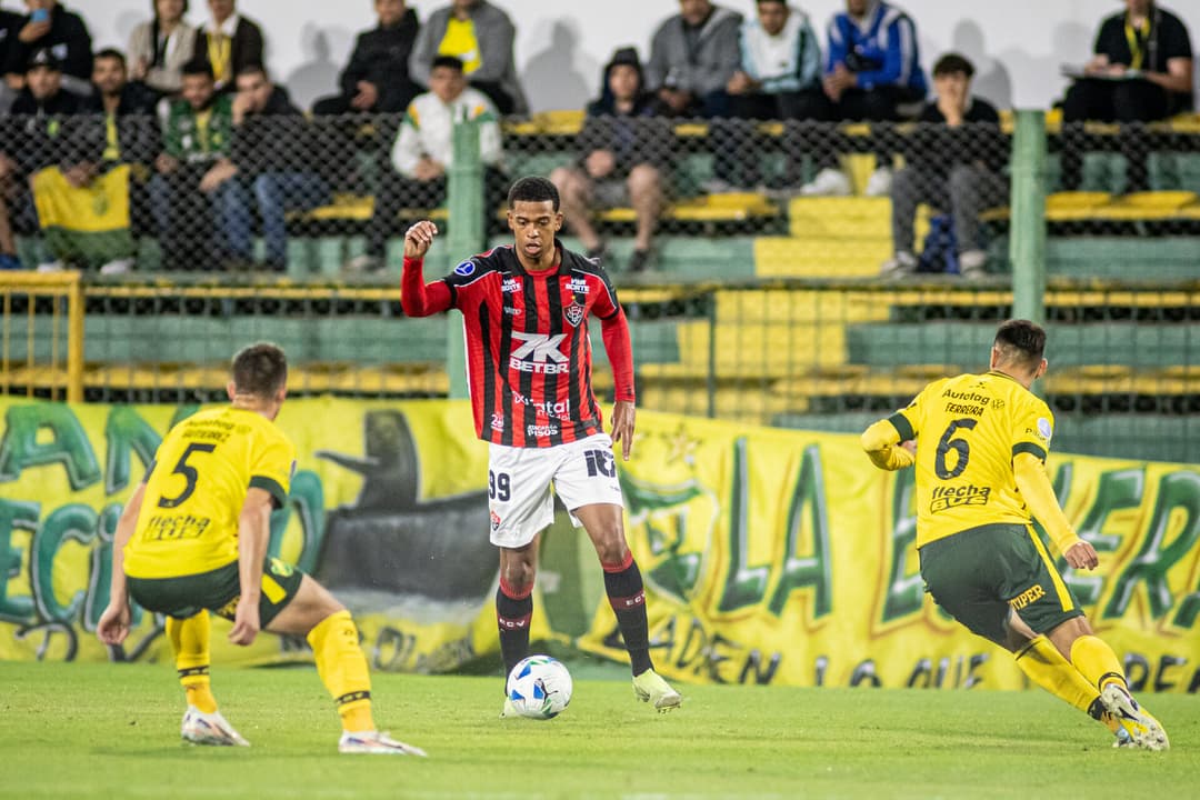 Carlinhos contra dois jogadores do Defensa y Justicia
Foto: Victor Ferreira / EC Vitória
