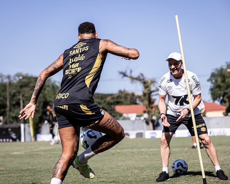 Neymar treina no CT Rei Pelé