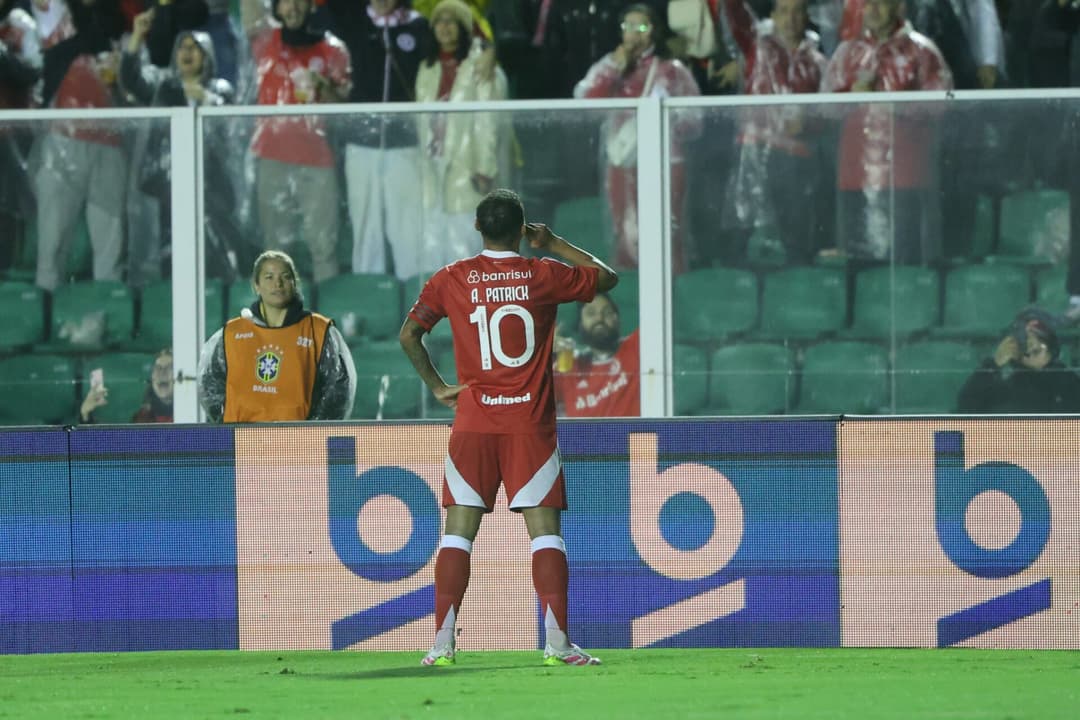 Alan Patrick, meia do Internacional, comemora gol de falta