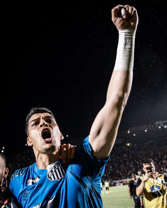 Gabriel Brazão celebra triunfo do Santos diante do Vitória, no Barradão, pelo Campeonato Brasileiro. (Foto: Raul Baretta/ Santos FC)