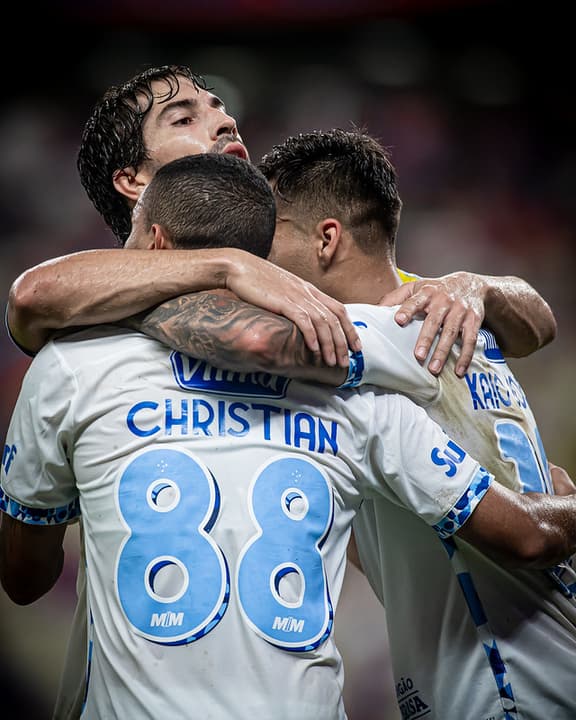 Volante Lucas Silva comemora gol do Cruzeiro contra o Fortaleza (Foto: Samuel Andrade/Cruzeiro)