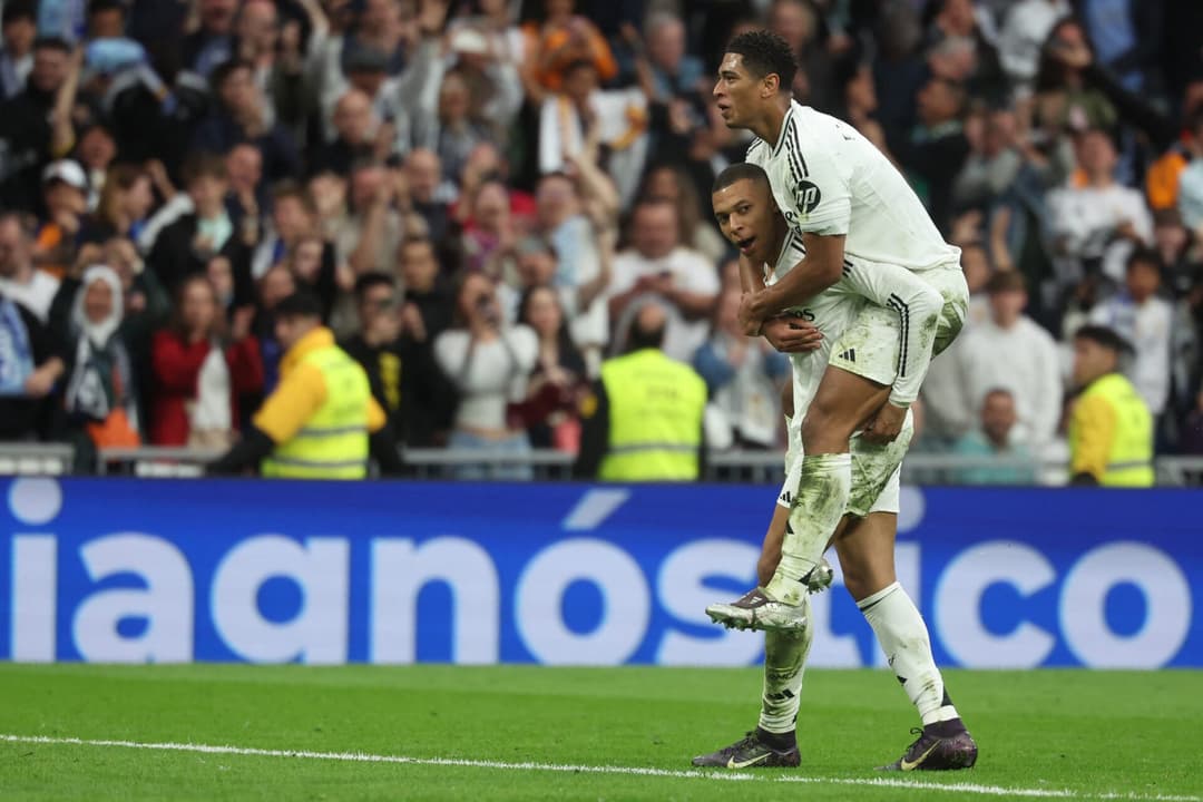 Mbappé e Bellingham comemoram gol do Real Madrid contra o Celta (Foto: Pierre-Philippe MARCOU / AFP)