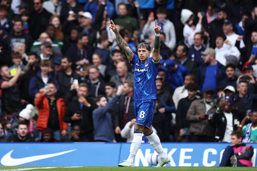 Enzo Fernandez comemora gol do Chelsea sobre o Liverpool (Foto: HENRY NICHOLLS / AFP)