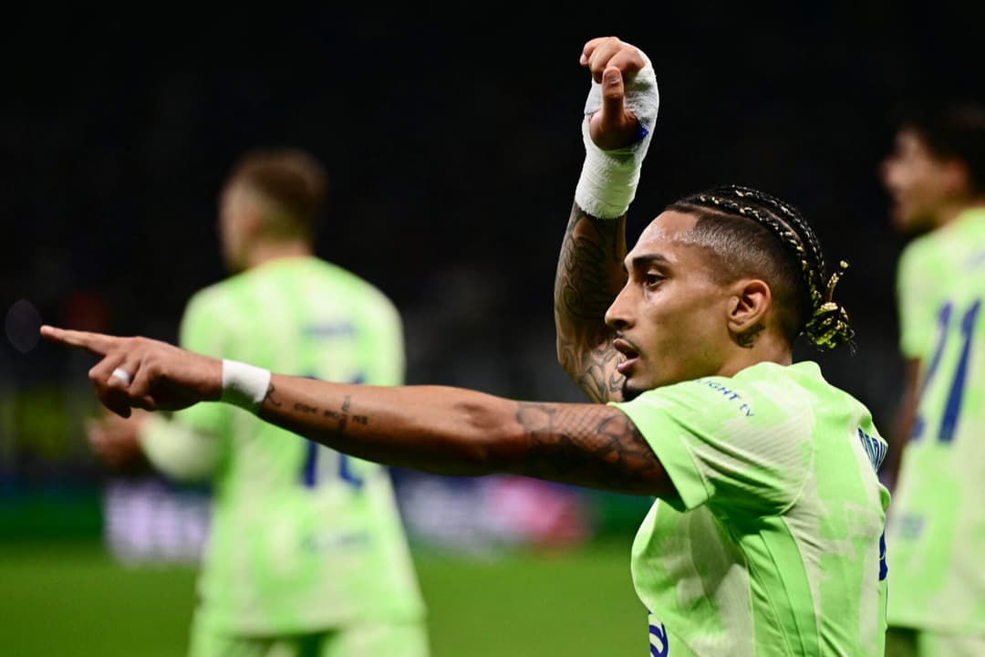 Raphinha comemora gol pelo Barcelona contra a Inter de Milão (Foto: Marco Bertorello/AFP)