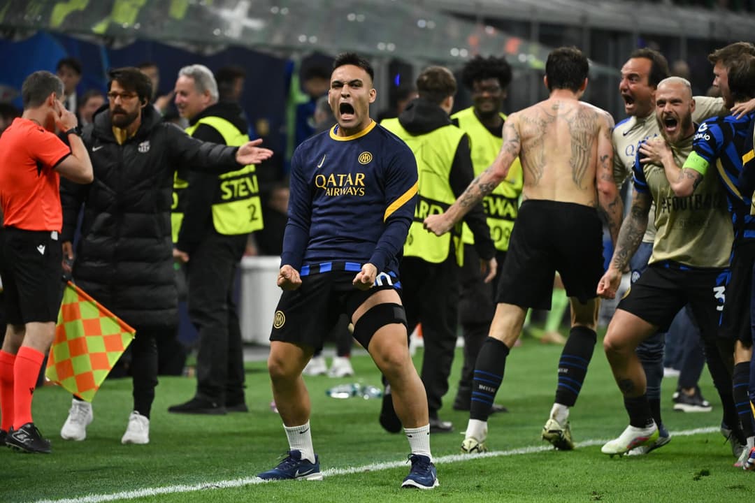 Lautaro Martínez comemora gol da Inter de Milão contra o Barcelona (Foto: Piero Cruciatti/AFP)