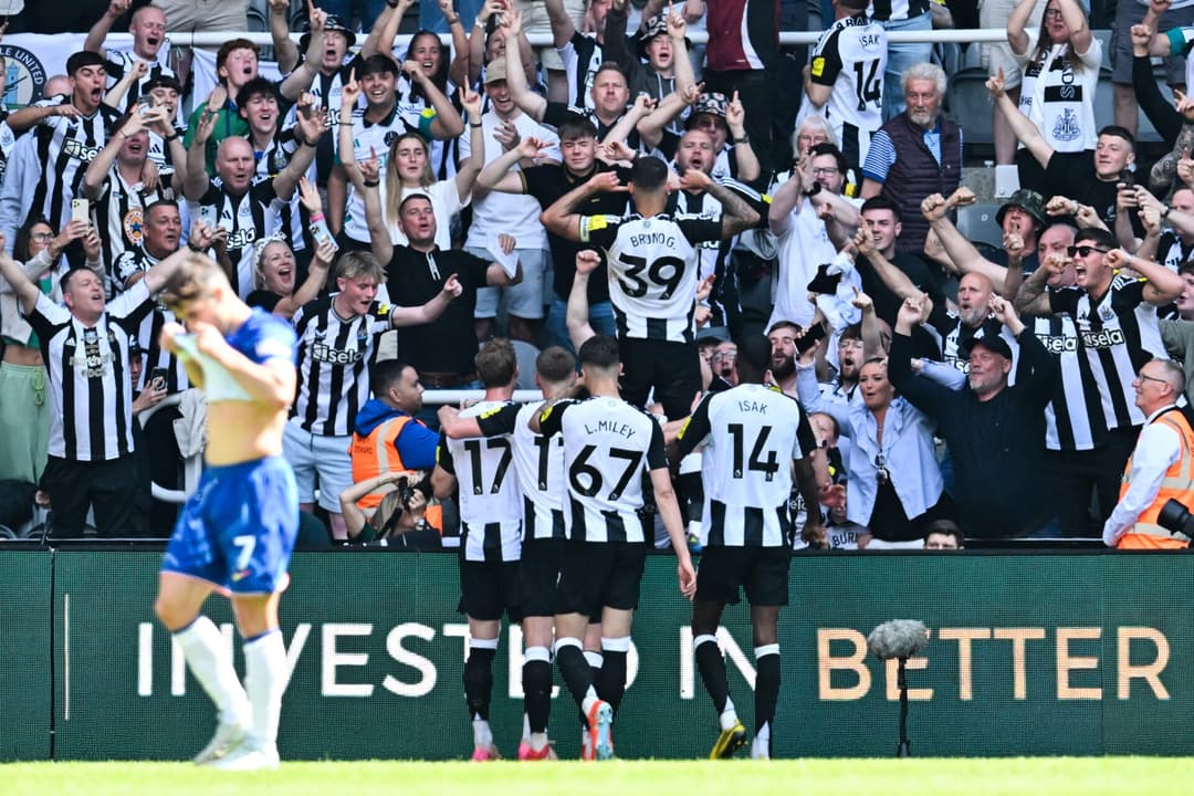 O brasileiro Bruno Guimarães marcou o gol que confirmou a vitória do Newcastle contra o Chelsea e deu força para os Magpies na disputa por uma vaga na Champions League (Foto: ANDY BUCHANAN / AFP)