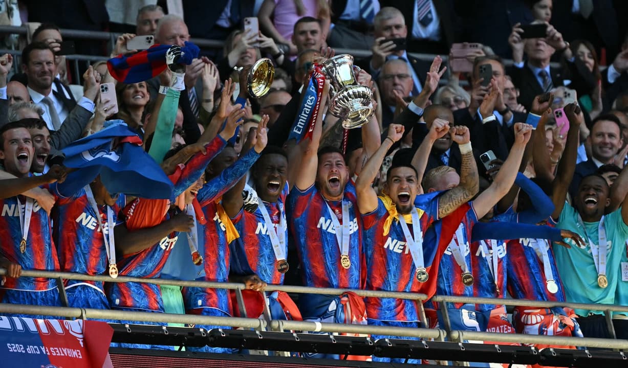 Jogadores do Crystal Palace erguem o troféu (Foto: Glyn KIRK / AFP)