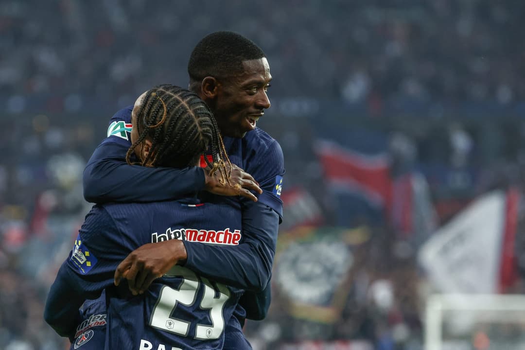Barcola e Dembélé comemoram gol do PSG contra o Reims (Foto: Franck Fife/AFP)