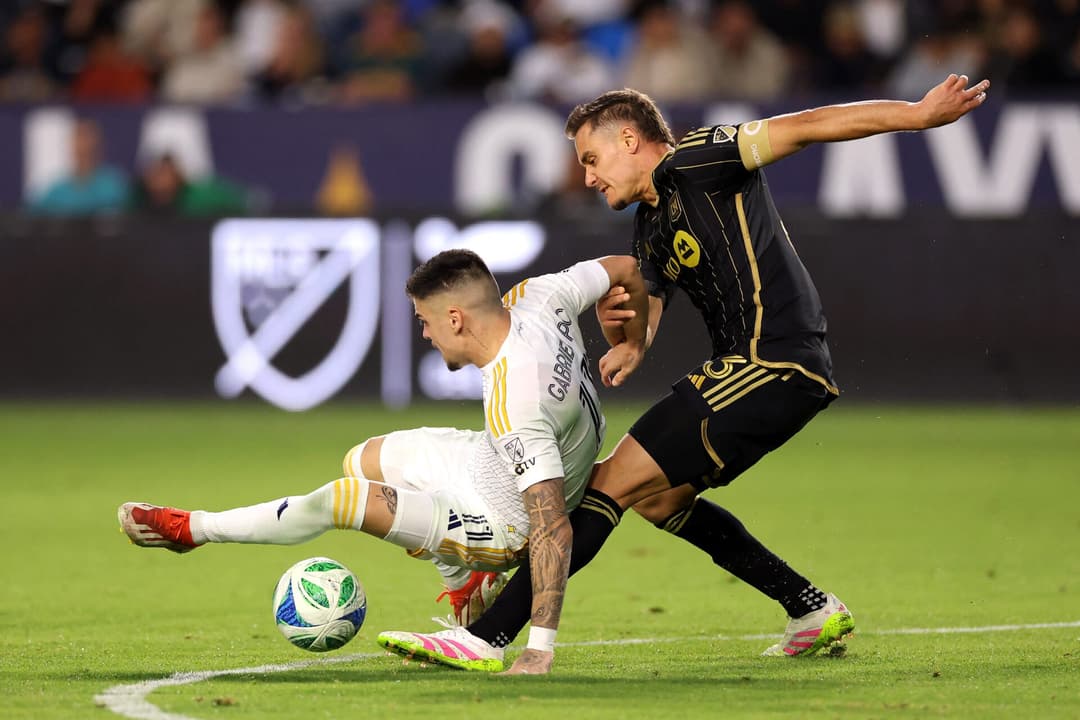 Aaron Long e Gabriel Pec - Los Angeles FC e LA Galaxy