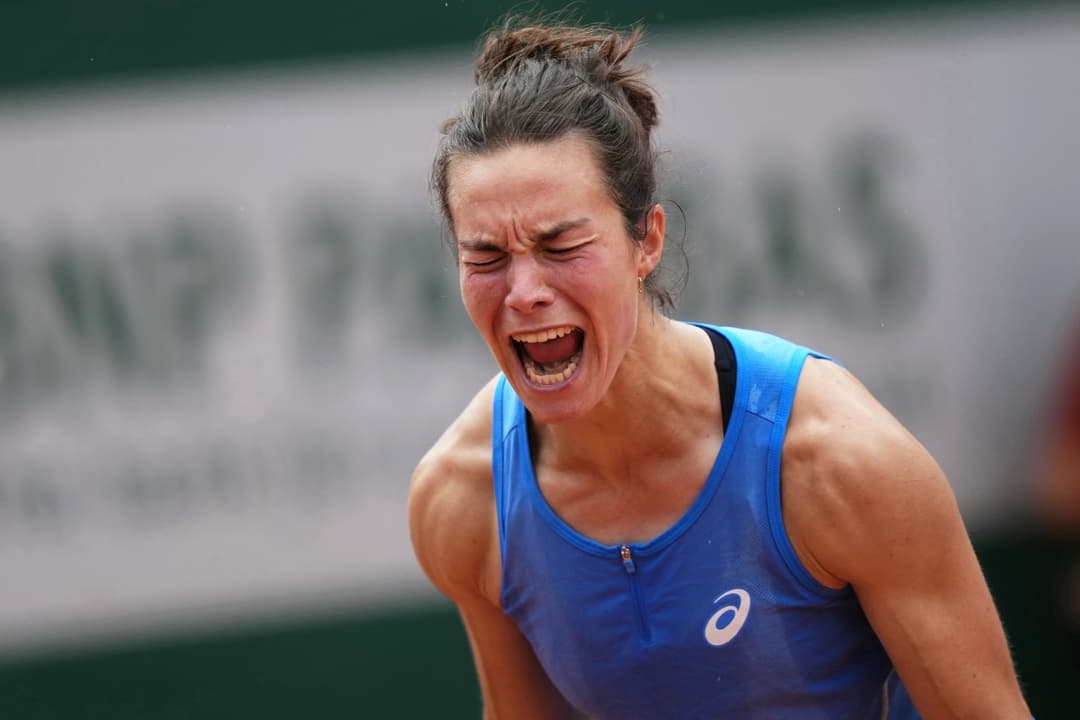 A emoção da francesa Lois Boisson na vitória contra a compatriota Elsa Jacquemot em Roland Garros (Foto: Dimitar DILKOFF / AFP)