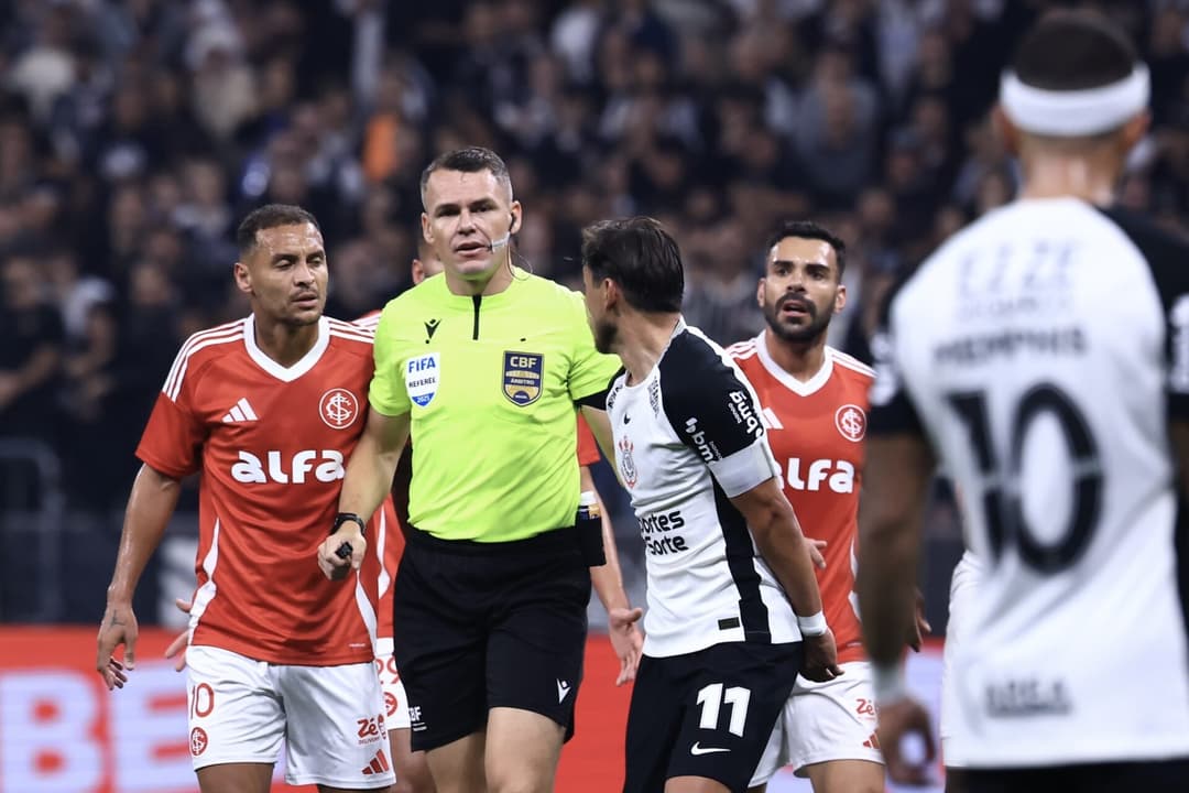 SP - SAO PAULO - 03/05/2025 - BRASILEIRO A 2025, CORINTHIANS X INTERNACIONAL - jogadores do Internacional reclamam com a arbitragem durante partida contra o Corinthians no estAdio Arena Corinthians pelo campeonato Brasileiro A 2025. Foto: Marcello Zambrana/AGIF