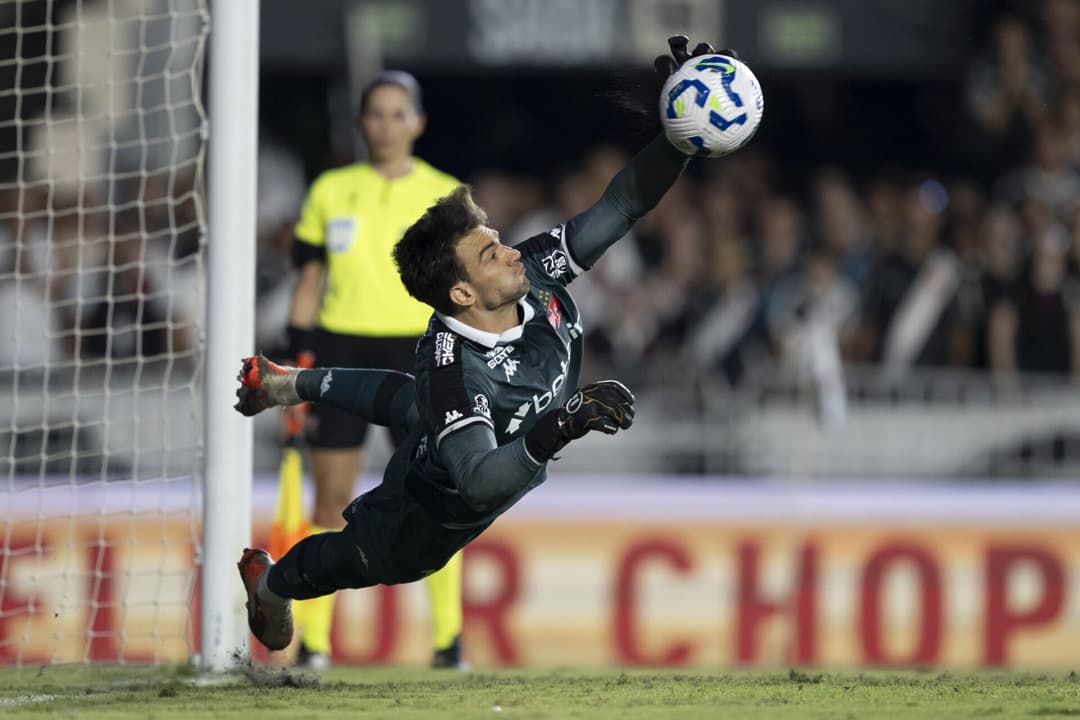 Léo Jardim defendeu três cobranças de pênalti em Vasco x Operário (Foto: Jorge Rodrigues/AGIF)