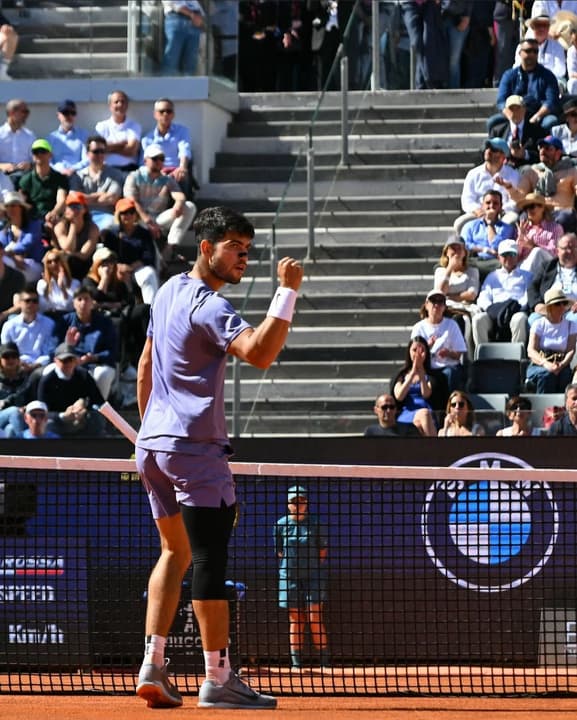 Carlos Alcaraz celebrando o vanço na competição em Roma (Foto: Reprodução/ Redes Sociais)