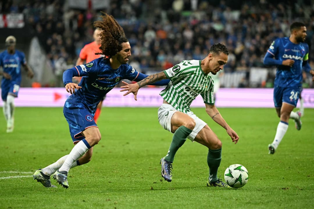 Antony em ação pelo Betis contra o Chelsea, na final da Conference League