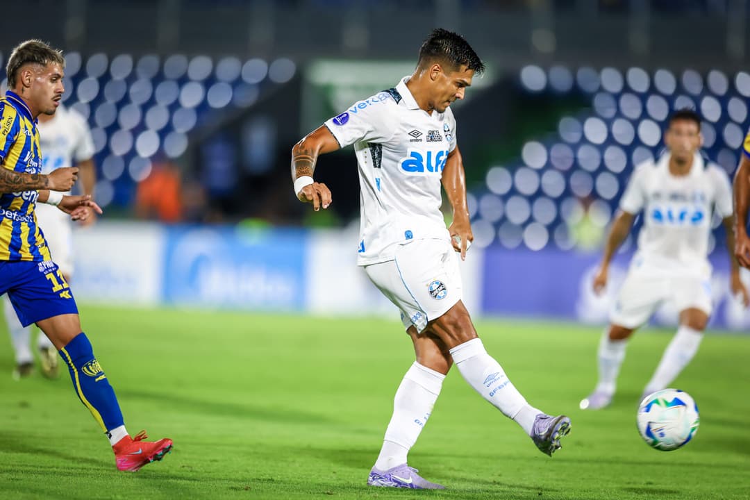 Arezo, com o uniforme branco de 2024 do Grêmio, em jogo fora de casa pela Copa Sul-Americana. (Foto: Lucas Uebel/Grêmio FBPA)