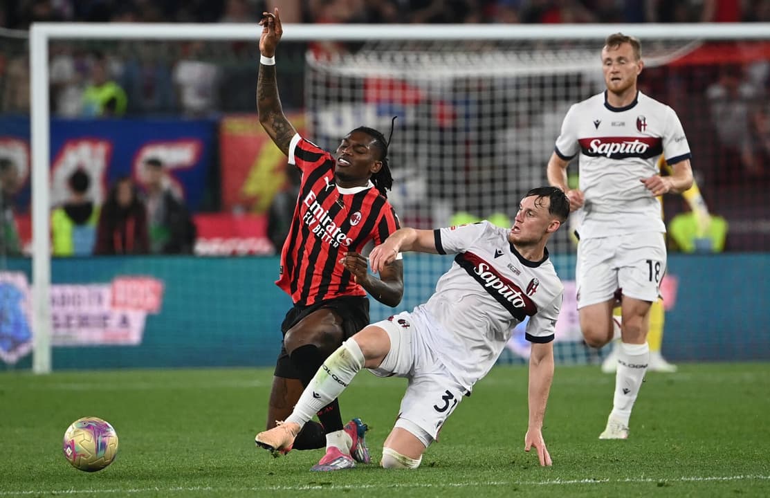 Beukema desarmando Rafael Leão, no confronto entre Milan e Bologna, pela final da Copa da Itália. (Foto: Isabella Bonotto/AFP)