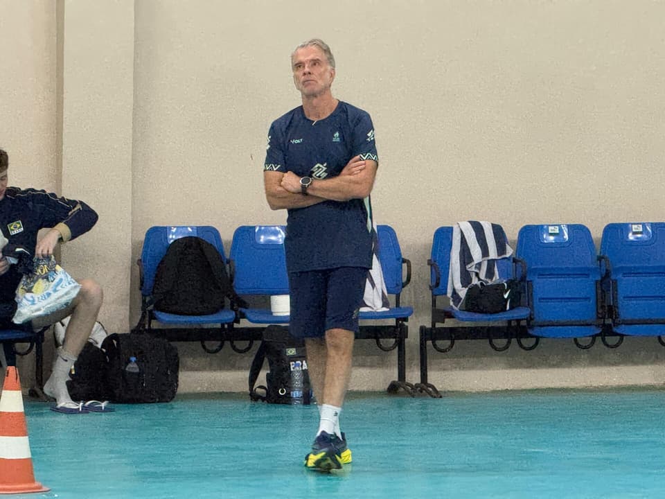 Técnico Bernardinho no treino da Seleção Brasileira masculina de vôlei (foto: Kauhan Fiaux)