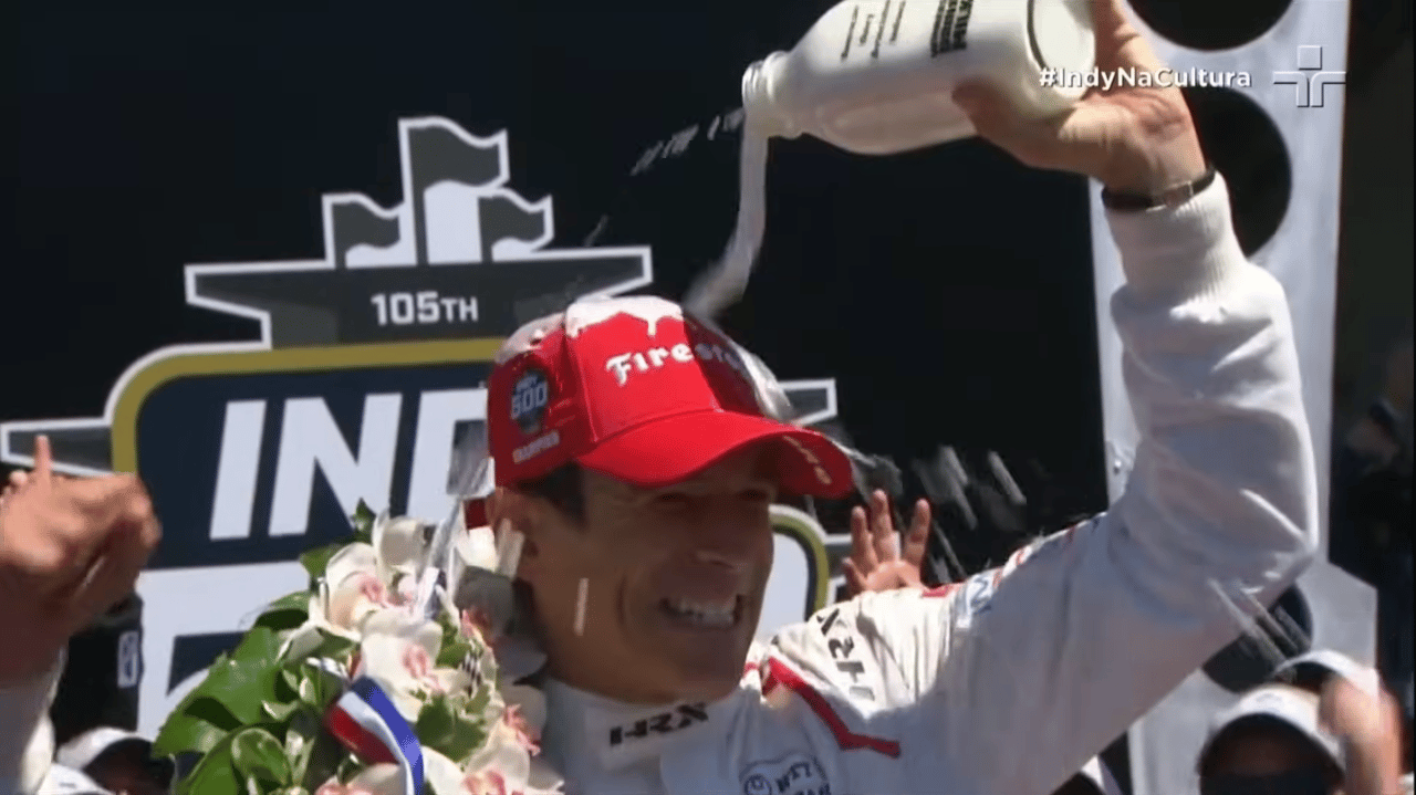 Helio Castroneves comemorando a vitória em 2021 (Foto: Reprodução)