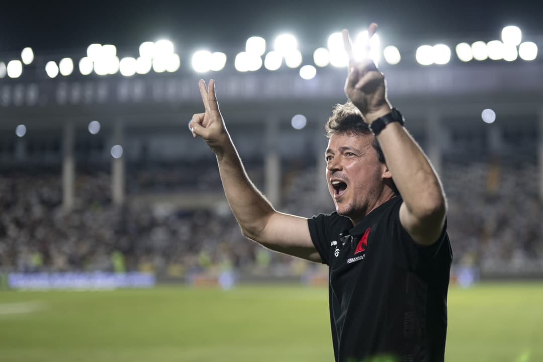 Fernando Diniz comemorando a vitória do Vasco (Foto: Jorge Rodrigues/AGIF)
