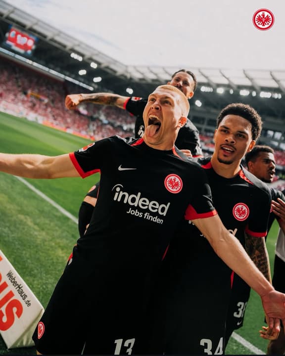 Momento em que jogadores comemoram pelo resultado positivo (Foto: Reprodução/ Redes Sociais)
