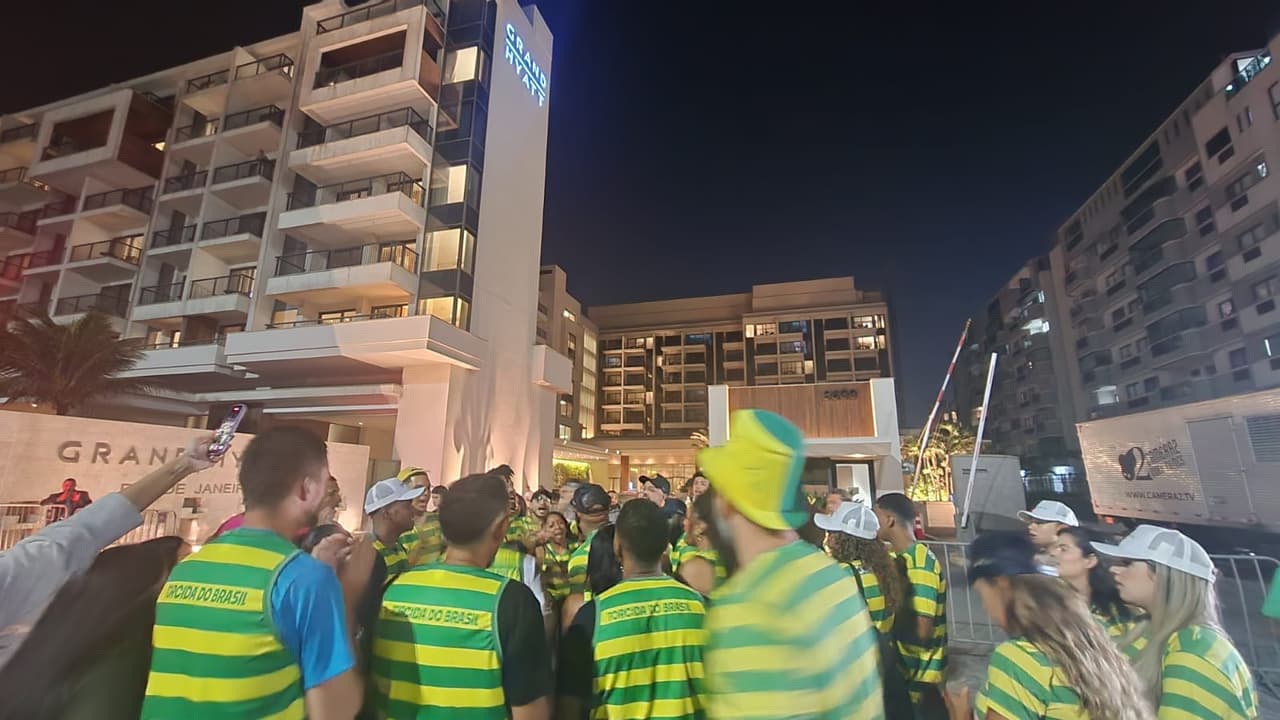 Hotel que receberá Ancelotti tem torcedores esperando o treinador (foto: Marcio Iannacca)