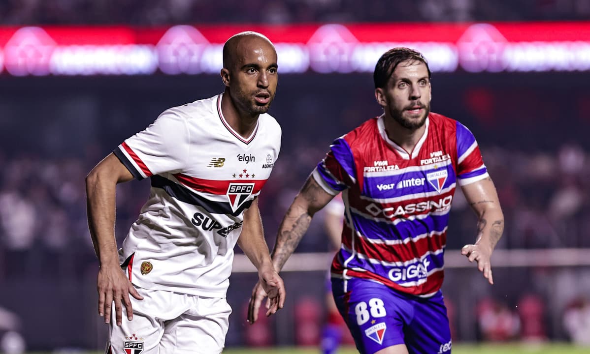 Lucas Moura e Lucas Sasha na partida entre São Paulo e Fortaleza, pelo Brasileirão (Foto: Fabio Giannelli/AGIF)