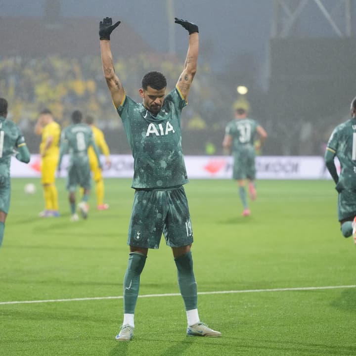 Solanke comemorando o primeiro gol da partida, entre Tottenham e Bodø/Glimt, pela Europa League (Foto: Reprodução/X)