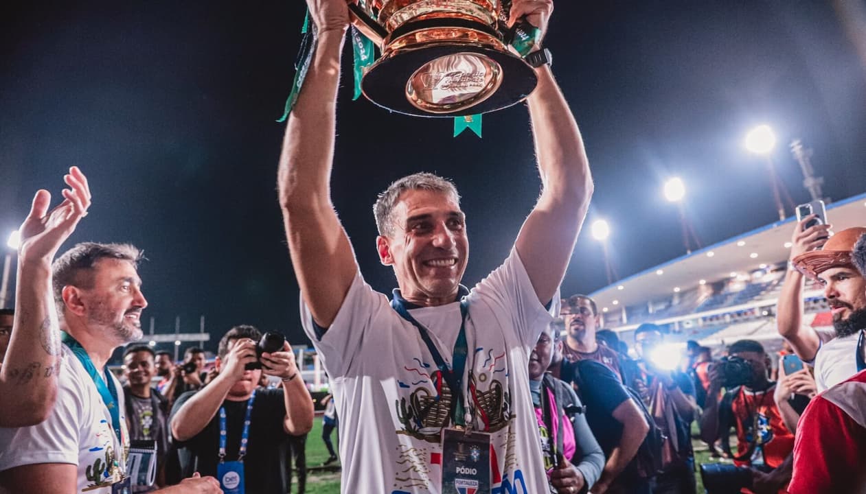 Vojvoda, do Fortaleza, com a taça da Copa do Nordeste de 2024 (Foto: Mateus Lotif/Fortaleza EC)