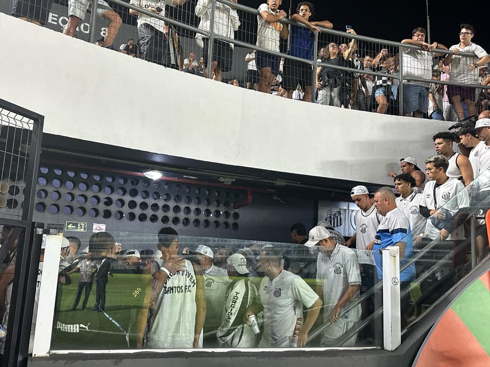 torcida do Santos protesta na Vila Belmiro
